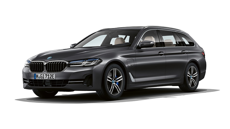 BMW 5. seeria Touringu pistikhübriid, kolm neljandikku eestvaade BMW 5. seeria Touringu pistikhübriidi stuudiovõte, kolm neljandikku eestvaade
