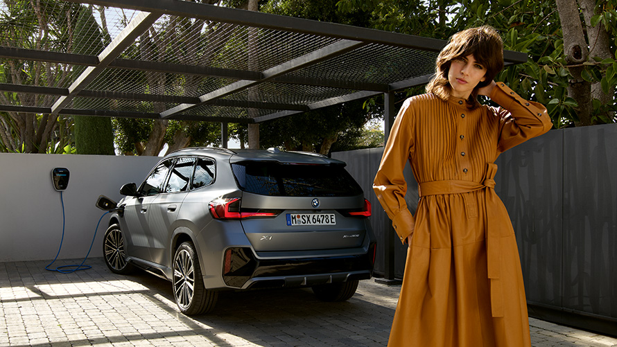 BMW X1 pistikhübriid 2022 U11, tagantvaade laadides koos modelliga BMW X1 pistikhübriid 2022 U11, tagantvaade laadides koos modelliga