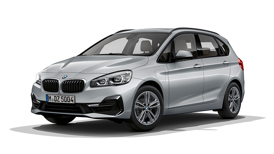 BMW 225xe Active Toureri pistikhübriid, kolm neljandikku eestvaade BMW 225xe Active Toureri pistikhübriidi stuudiovõte kolm neljandikku eestvaade