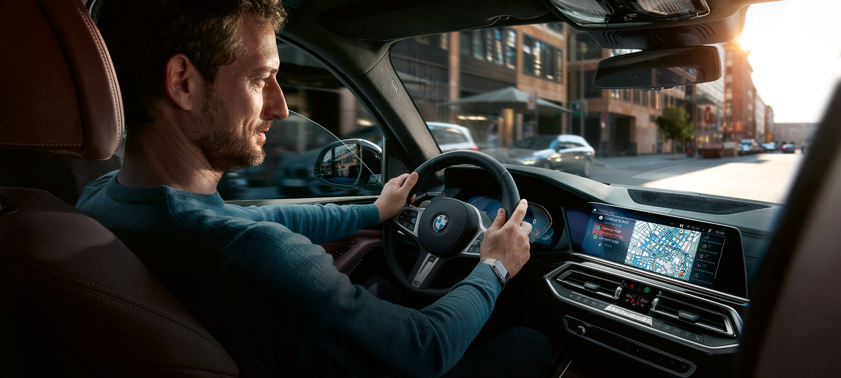 BMW Mapsi navigeerimine Mees juhib BMW-d, keskpaneeli ekraanil kuvatakse BMW Mapsi navigatsiooni