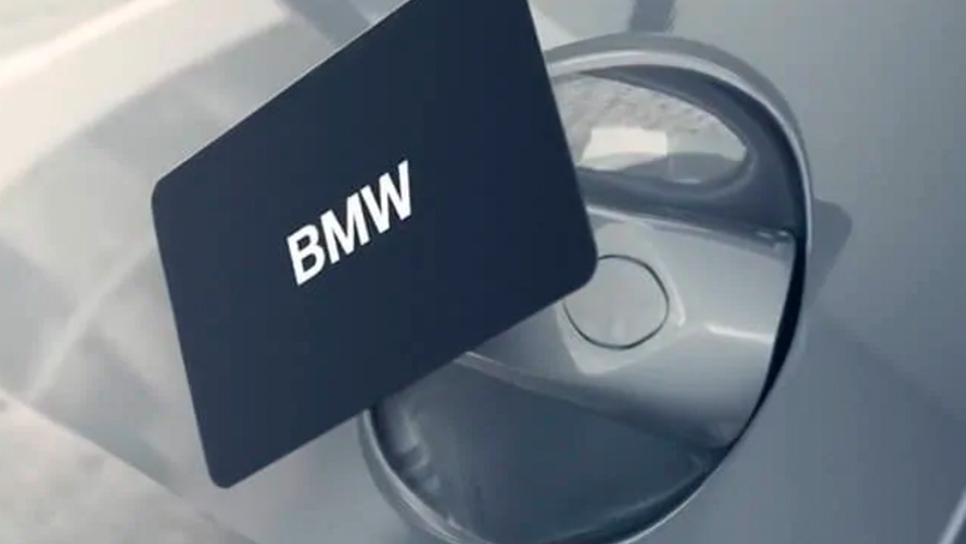 BMW võtmekaart Mees avab oma BMW võtmekaardi abil