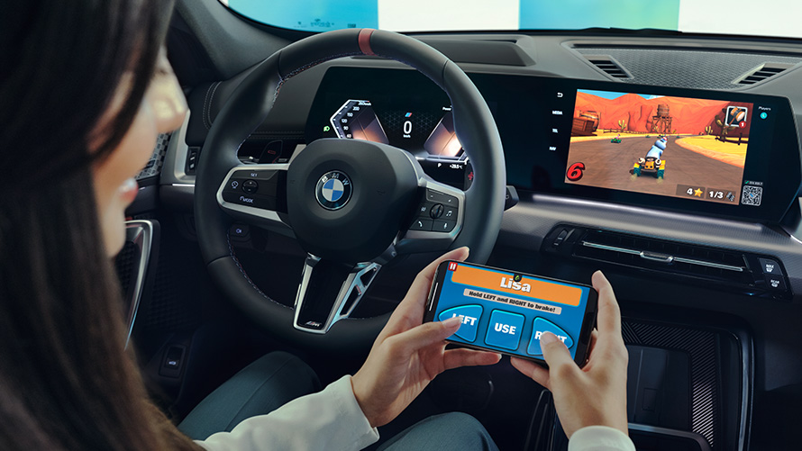 Naine mängib BMW kumerekraanil mängu BMW salong, naine mängib BMW kumerekraanil mängu