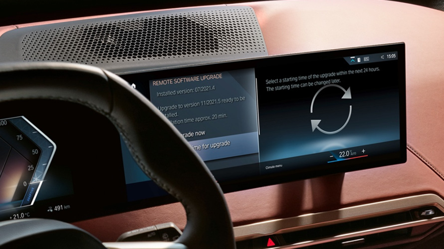Isik kasutamas rakendust BMW Maps värskeimate andmetega liiklusolude kohta Isik kasutamas rakendust BMW Maps värskeimate andmetega liiklusolude kohta