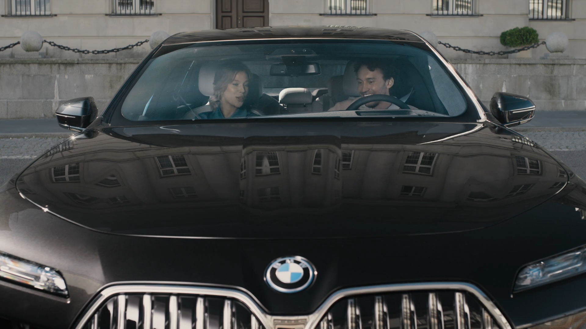BMW iDrive’i väljakutse, vaatamisväärsustega tutvumine BMW iDrive’i väljakutse, vaatamisväärsustega tutvumine, G70, eestvaade, kaks inimest vaatavad BMW kumerekraanile