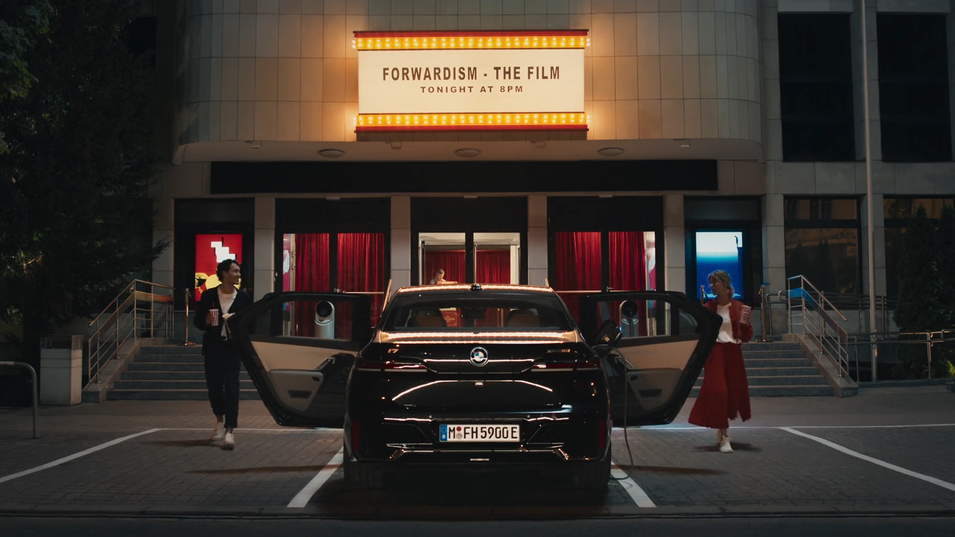 BMW iDrive’i väljakutse, kinoelamus BMW iDrive’i väljakutse, kinoelamus, tagantvaade kino ees