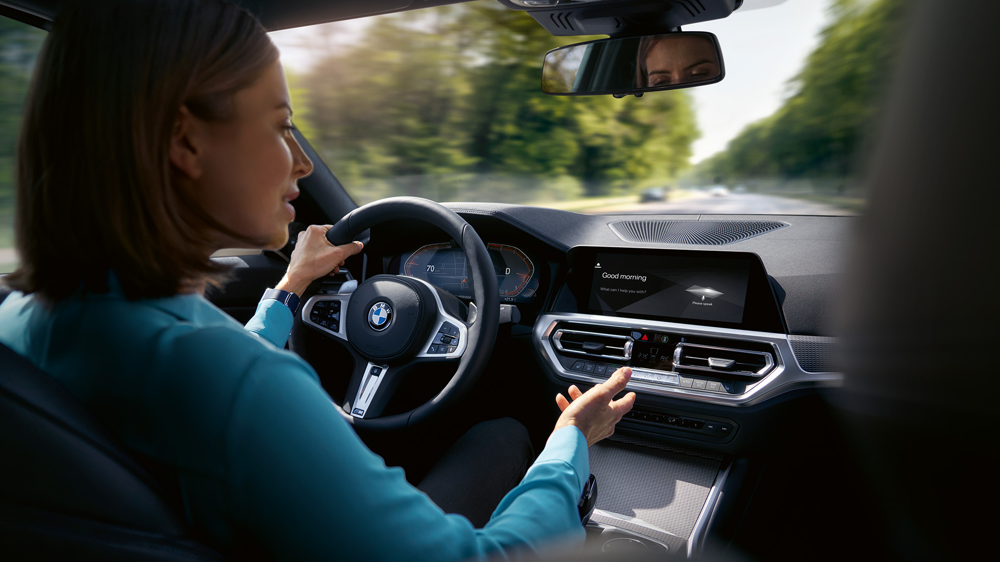 Naine kasutamas oma BMW-s intelligentset isiklikku assistenti Naine kasutamas oma BMW-s BMW ConnectedDrive’i intelligentset isiklikku assistenti