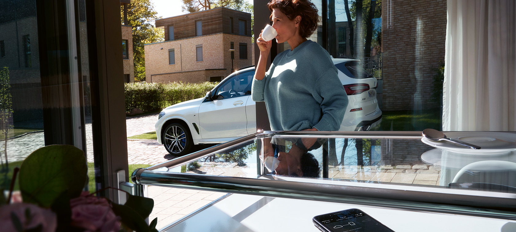 BMW tarkvara kauguuendus Naine joomas tassist, BMW tarkvara kauguuendus uuendab tema BMW X5 tarkvara