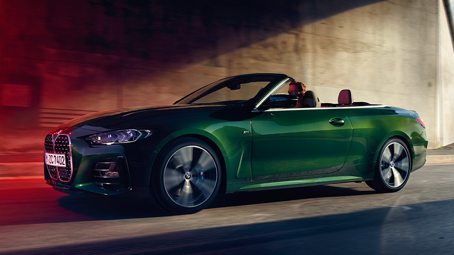 Tarkvara kauguuendus 21-03, BMW 4. seeria Cabrio tänaval sõitmas Tarkvara kauguuendus 21-03, BMW 4. seeria Cabrio tänaval sõitmas, kolm neljandikku külgvaade