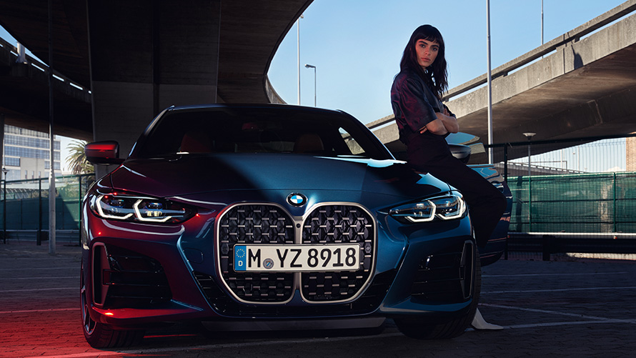 Tarkvara kauguuendus 21-03, BMW 4. seeria Coupé, seismas Tarkvara kauguuendus 21-03, BMW 4. seeria Coupé, eestvaates seismas