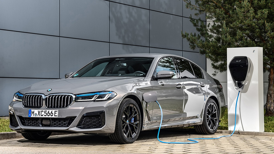 BMW tarkvara kauguuendus, BMW hübriidauto laadimisjaamas BMW tarkvara kauguuendus, BMW hübriidauto laadimisjaamas, kolm neljandikku eestvaade