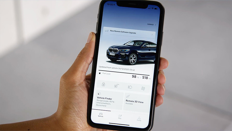 Nutitelefon käes, vaade My BMW rakendusele Tarkvara kauguuendus, nutitelefon käes, vaade My BMW rakendusele
