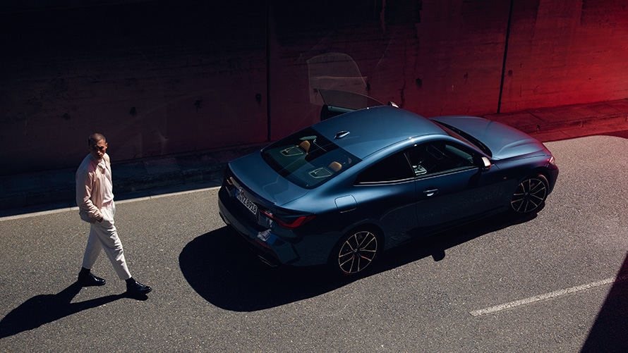 Tarkvara kauguuendus, mees BMW taga teed ületamas Mees BMW taga teed ületamas