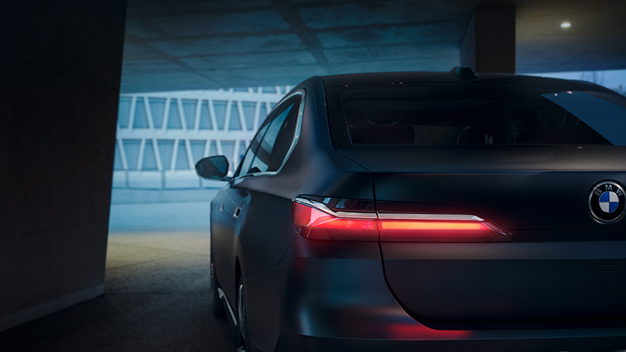 Tarkvara kauguuendus, tervitusvalguse animatsioon Tarkvara kauguuendus, tervitusvalguse animatsioon, BMW tagantvaade