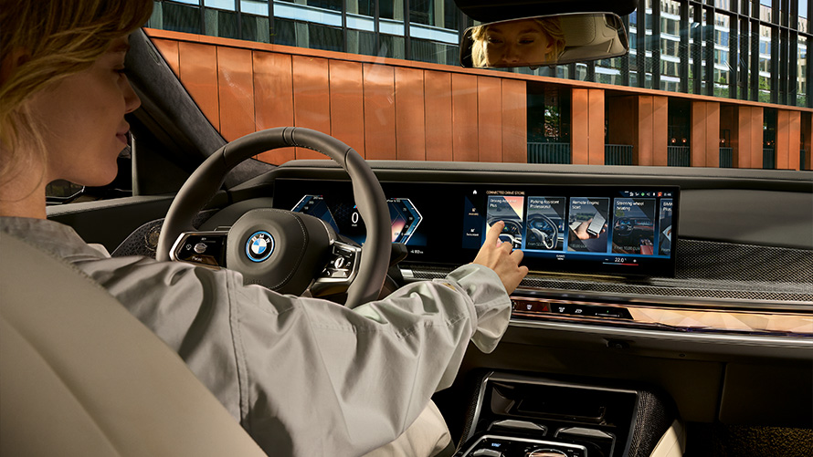 Tellitavad funktsioonid BMW ConnectedDrive’i tellitavad funktsioonid, naine kasutab sõiduki puuteekraani