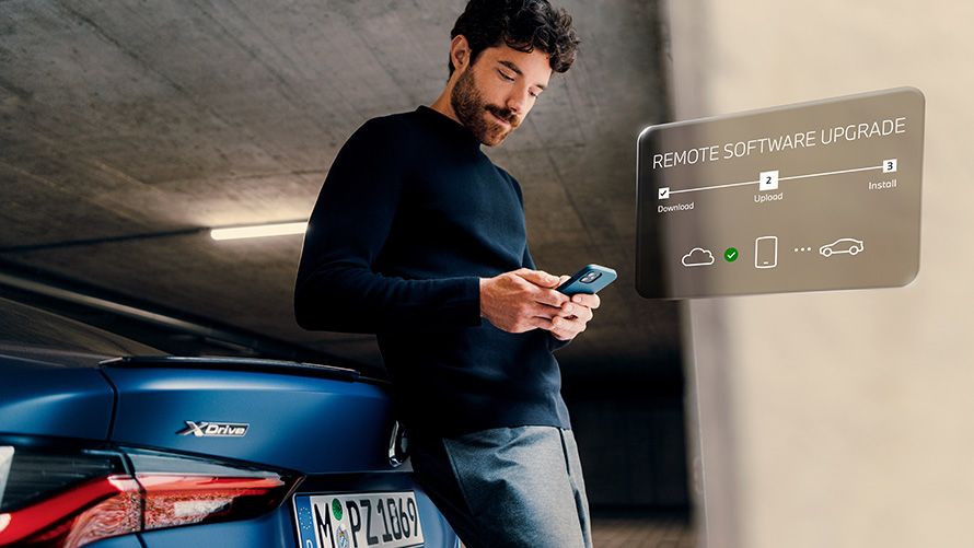 Tarkvara kauguuendus, BMW ConnectedDrive’i täiendused BMW ConnectedDrive’i täiendused, tarkvara kauguuendus, mees nutitelefoniga