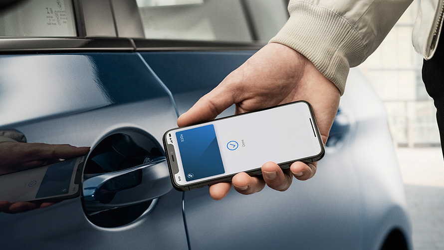 Digital Key Mees avab BMW nutitelefonil oleva digitaalse võtmega