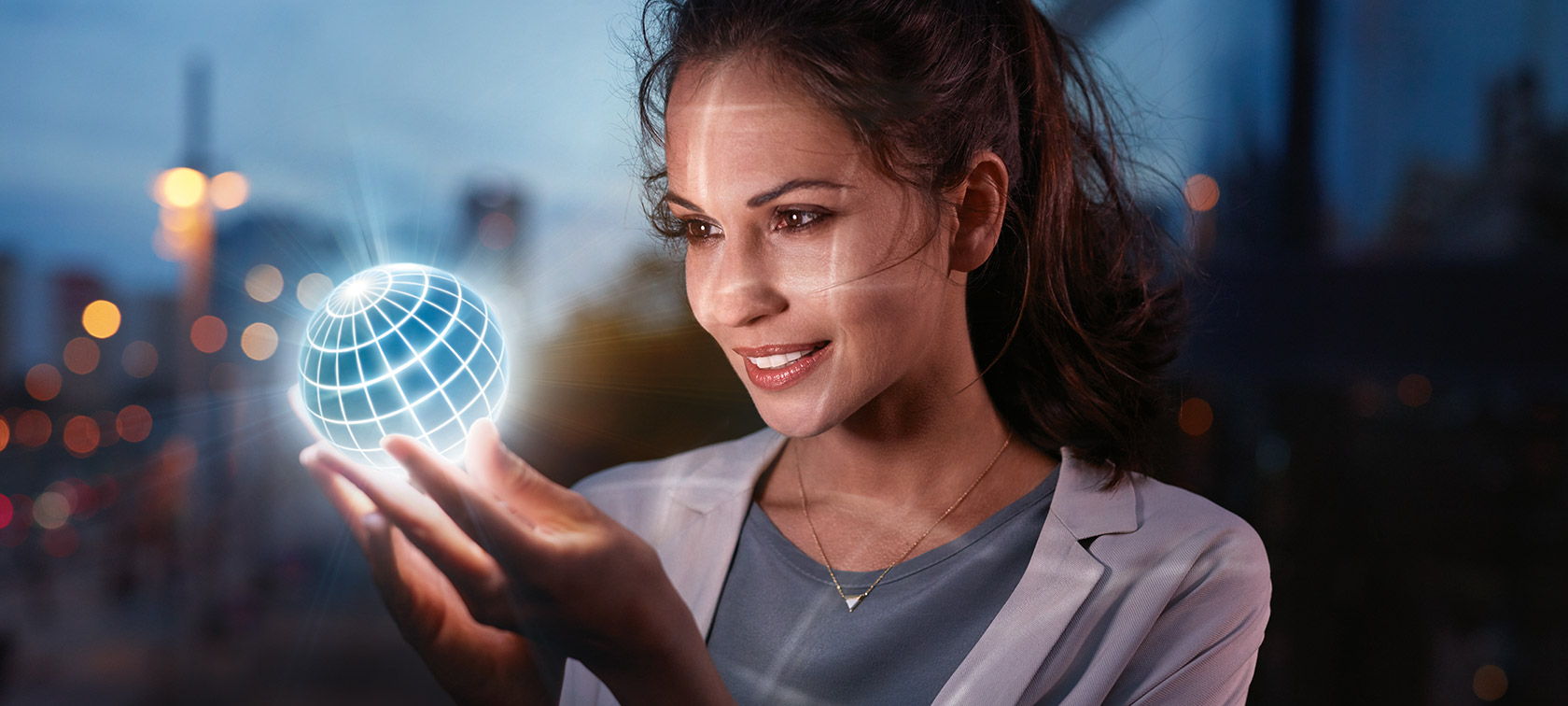 BMW ConnectedDrive‘i funktsioonid Naine, kes hoiab käes BMW ConnectedDrive maakera