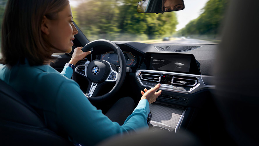BMW intelligentne isiklik assistent, BMW Car Expert Naine, kes kasutab BMW-s sõitmisel Car Experti