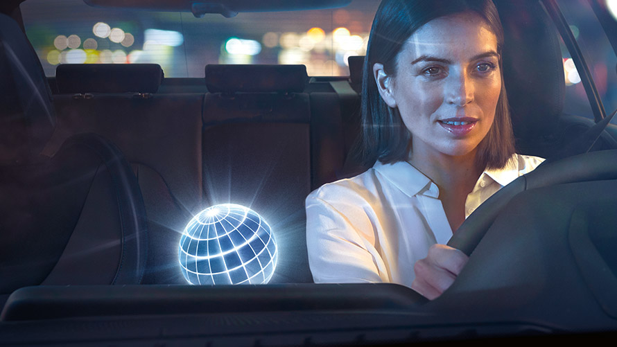 BMW intelligentne isiklik assistent Naine, kes sõidab öösel BMW-s