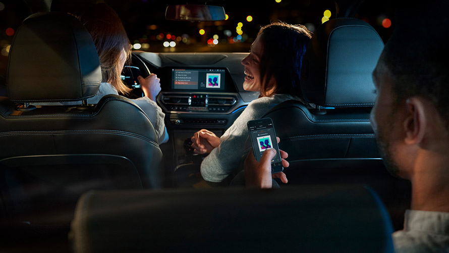 Connected Command Connected Command: Kolm inimest BMW-s esitamas reisi ajal muusikat