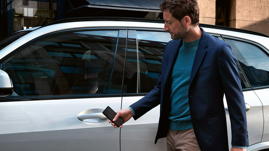 Digitaalne võti Mees avab BMW nutitelefonil oleva digitaalse võtmega