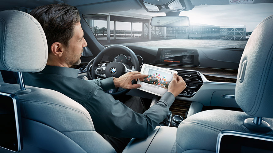 WI-FI kuumkoht Mees kasutab BMW-s Wi-Fi kuumkohta