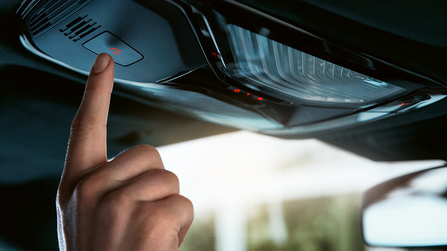 intelligentne hädaabikõne Intelligentse hädaabikõne nupp BMW laes