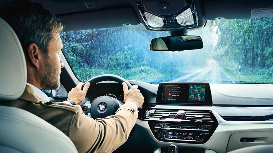 Reaalajas liiklusteave Mees, kes kasutab BMW ekraanil reaalajas liiklusteavet