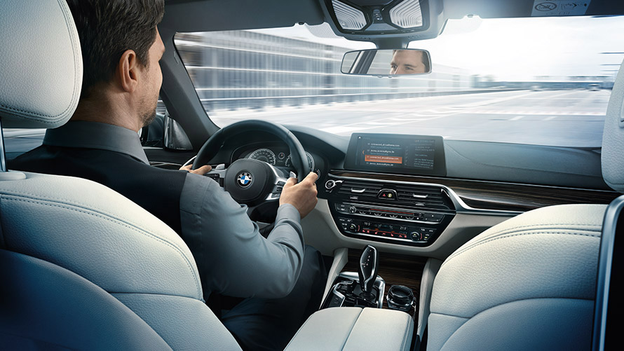 Microsoft Office 365 Mees, kes kasutab BMW ekraanil rakendust Microsoft Office 365