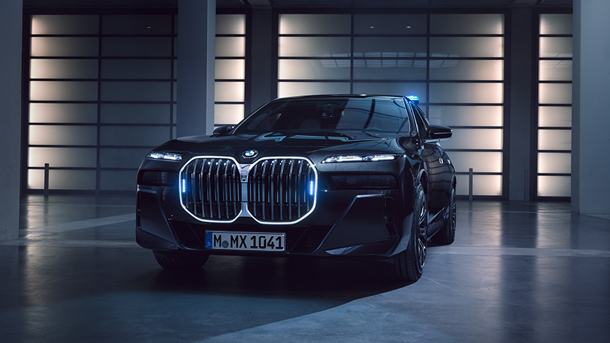 Põlevate märgutuledega BMW 7 Protection G73, eestvaade Põlevate märgutuledega BMW 7 Protection G73, eestvaade parkimas