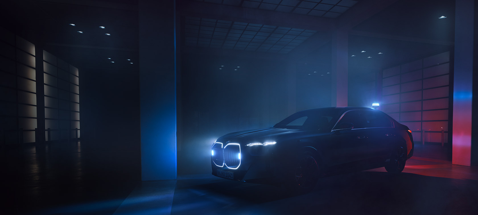 Põlevate märgutuledega BMW 7 Protection G73 Põlevate märgutuledega BMW 7 Protection G73 pimedas, 1/3 külgvaade