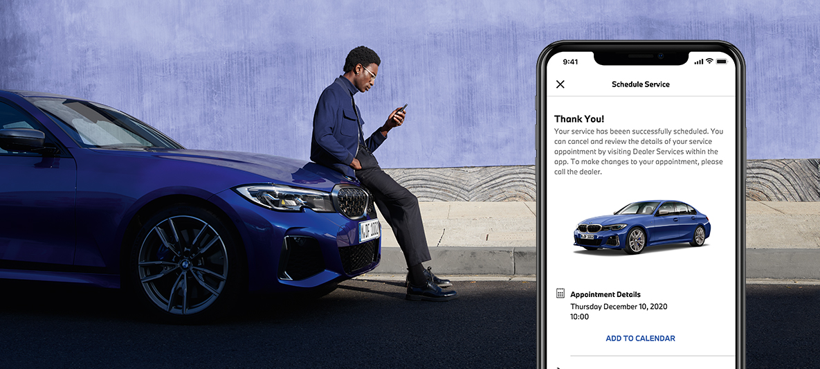 My BMW rakendus, minu teeninduskogemuse haldamine, mees istumas BMW kapotil My BMW rakendus, minu teeninduskogemuse haldamine, mees istumas BMW kapotil