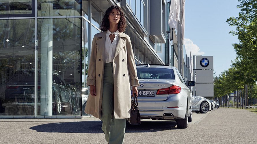 BMW Service Inclusive Naine BMW esinduse ees