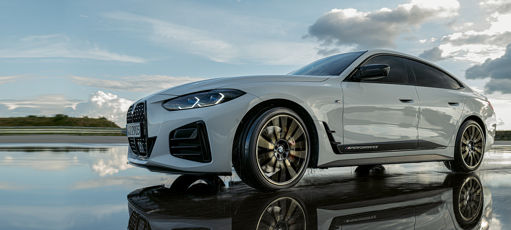 BMW M Performance’i lisavarustusega BMW 4. seeria Gran Coupé (G26) sõitmas märjal tänaval BMW M Performance’i lisavarustusega BMW 4. seeria Gran Coupé (G26) sõitmas märjal tänaval