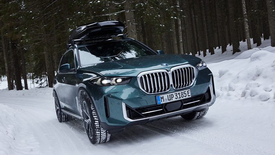 BMW talverattad mudelil BMW X5 (G05 LCI) lumisel teel metsas BMW talverattad mudelil BMW X5 (G05 LCI) lumisel teel metsas