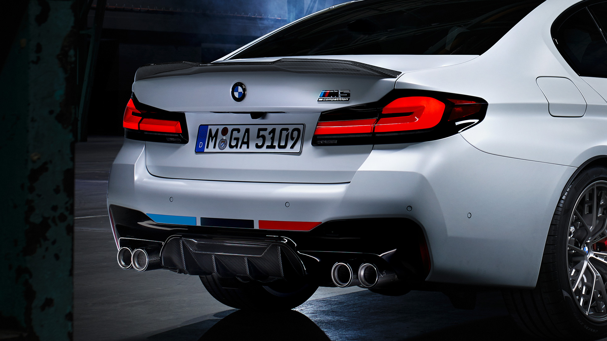 BMW M5, kolm neljandikku tagantvaade BMW M Performance’i lisavarustus, BMW M5, kolm neljandikku tagantvaade