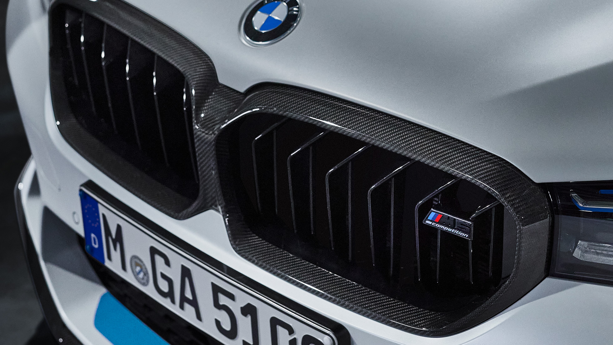 M Performance’i süsinikkiust neerukujuline iluvõre, lähivaade BMW M Performance’i lisavarustus, M Performance’i süsinikkiust neerukujuline iluvõre, lähivaade