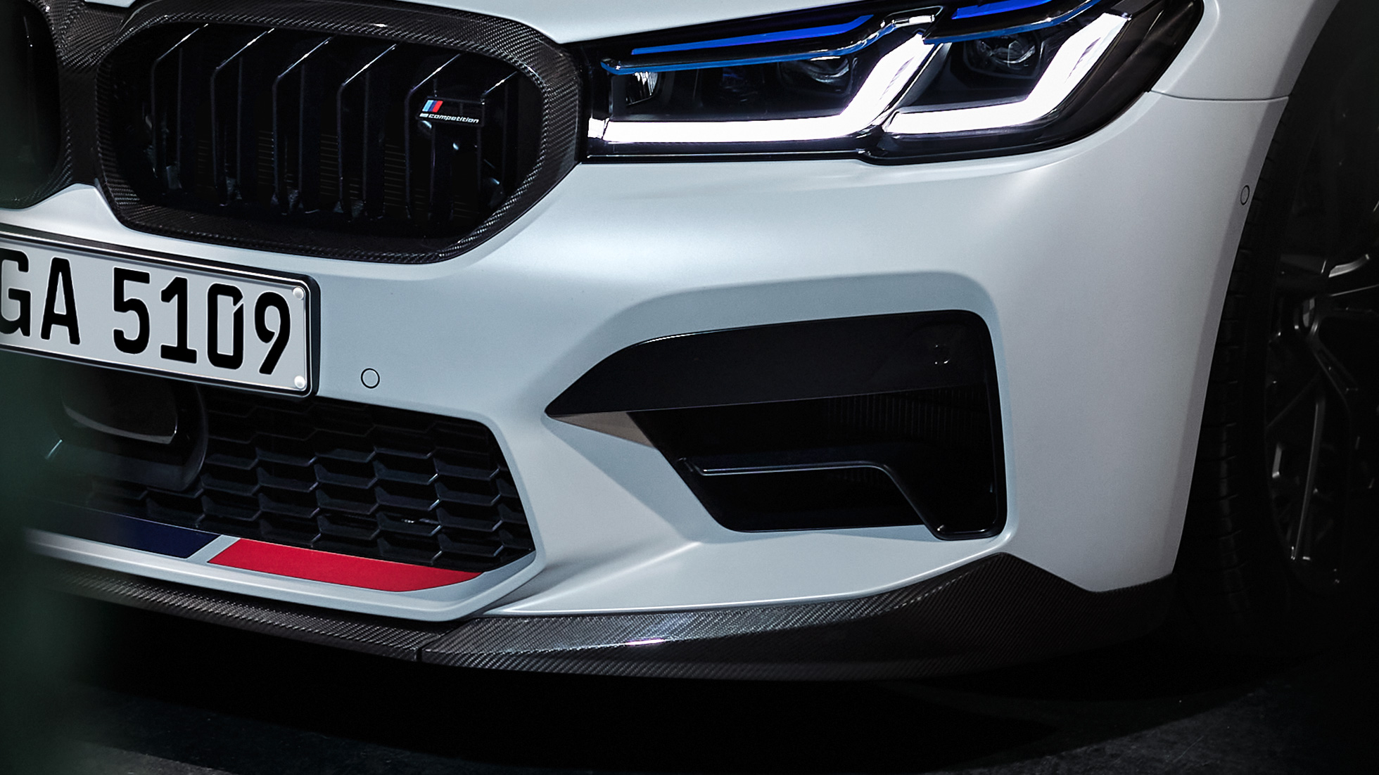 M Performance’i süsinikkiust eesmine jaotur, lähivaade BMW M Performance’i lisavarustus, M Performance’i süsinikkiust eesmine jaotur, lähivaade