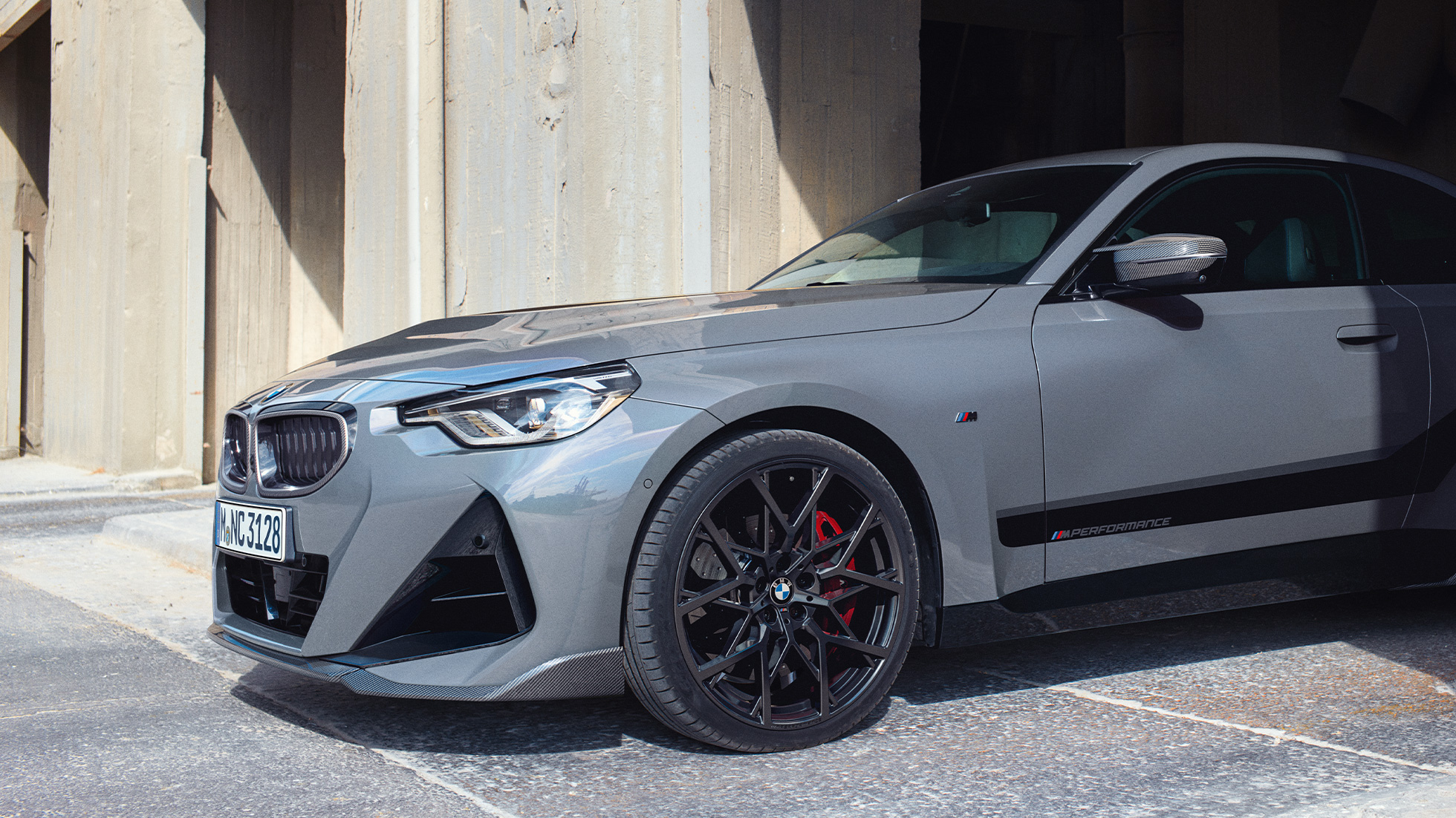 BMW 2. seeria Coupé G42, kolm neljandikku külgvaade, lähivõte BMW M Performance’i lisavarustus, BMW 2. seeria Coupé G42, kolm neljandikku külgvaade, lähivõte