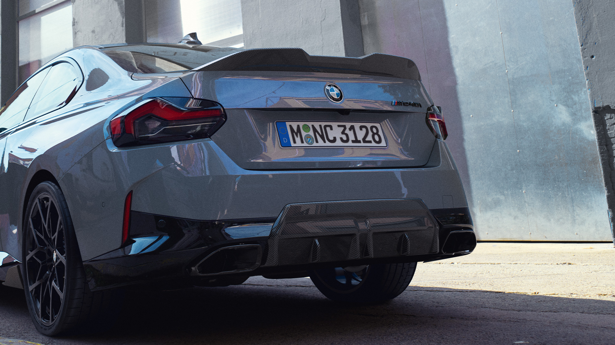 BMW 2. seeria Coupé G42, tagantvaade, lähivõte BMW M Performance’i lisavarustus, BMW 2. seeria Coupé G42, tagantvaade, lähivõte