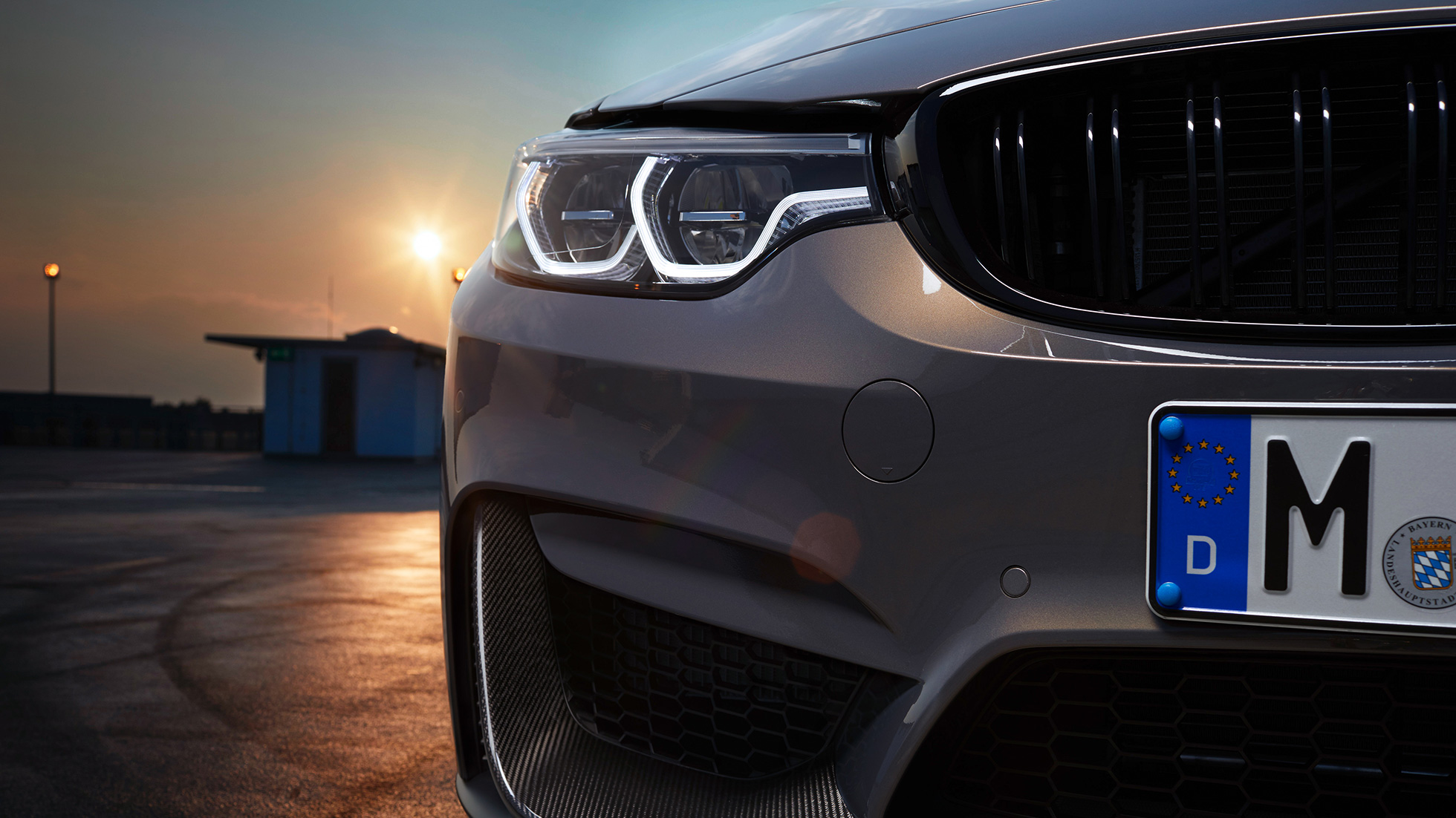 BMW M Performance must kõrgläikega neerukujuline iluvõre BMW M Performance disainiga must kõrgläikega neerukujuline iluvõre