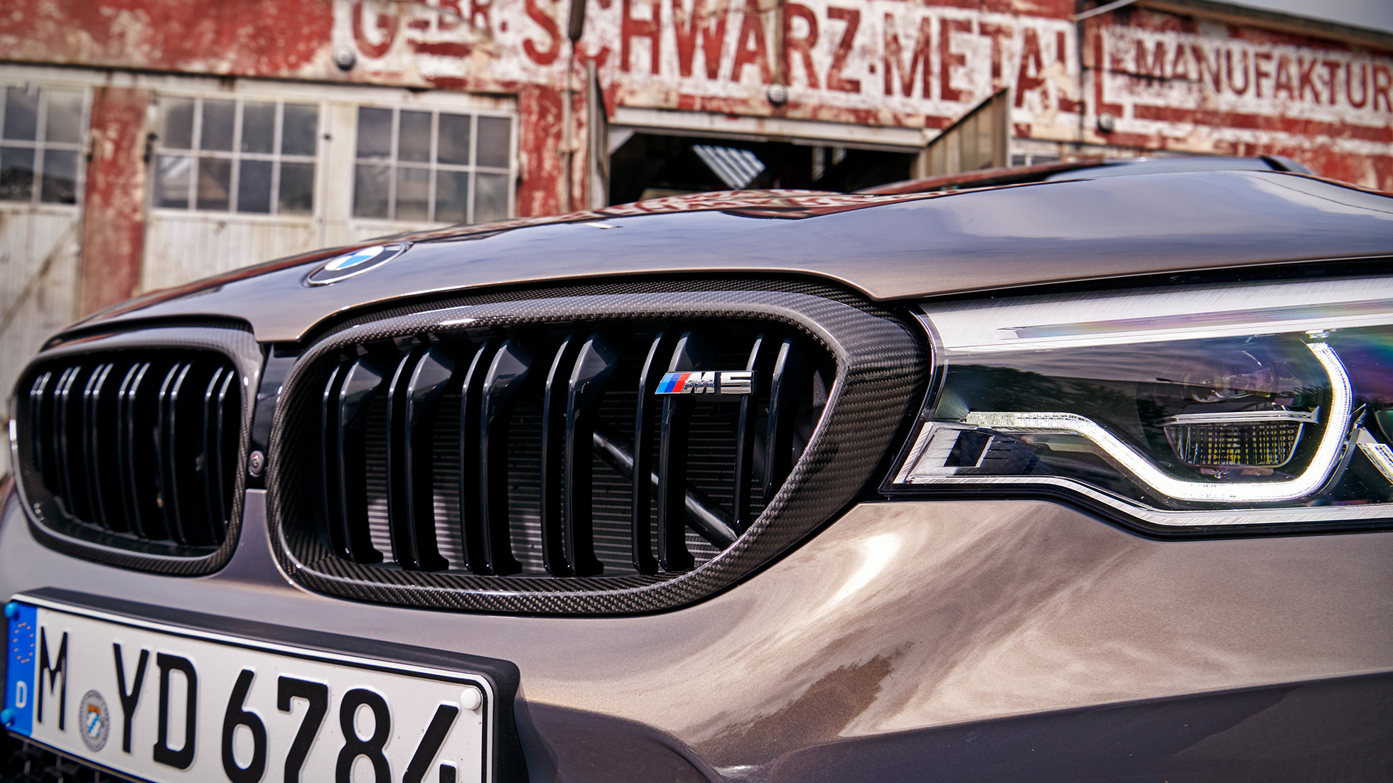 BMW M Performance süsinikkiust neerukujuline iluvõre BMW M Performance disainiga süsinikkiust neerukujuline iluvõre
