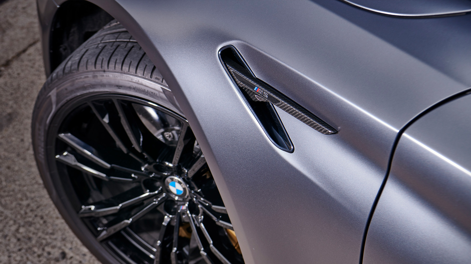 BMW M Performance õhutamisseadme Air Breather süsinikkiust dekoratiivliistud BMW M Performance disainiga õhutamisseadme Air Breather süsinikkiust dekoratiivliistud