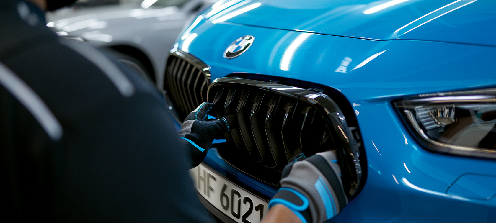 BMW avariiremont, BMW remont ja hooldus BMW remont ja hooldus, BMW avariiremondi lähivaade, BMW neerukujulise iluvõre vahetamine