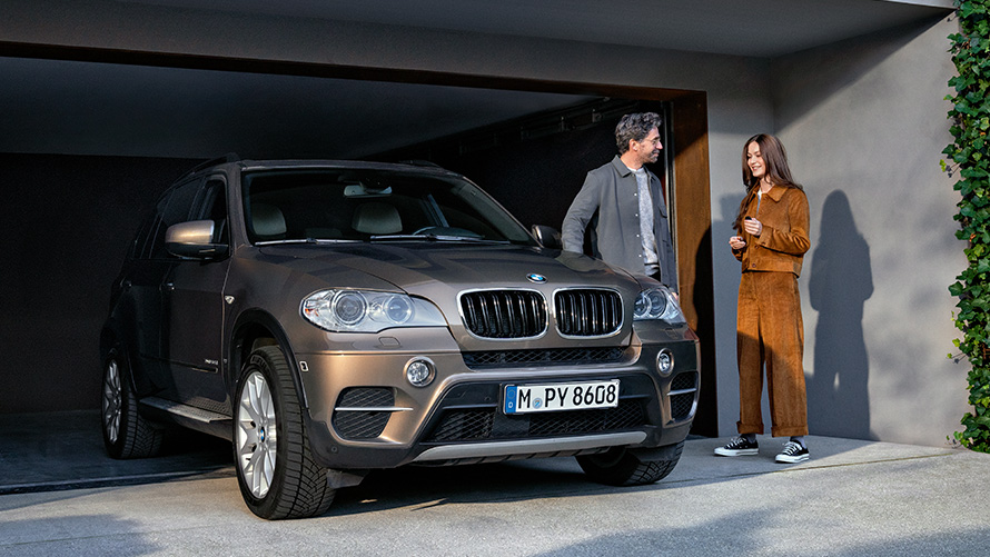 BMW seisab garaaži ees koos modellidega BMW Value Service, BMW seisab garaaži ees koos modellidega