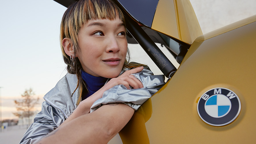 BMW Service Inclusive’i kestus ja lepinguperioodid kasutatud autodele BMW Service Inclusive, naine piilub BMW X2 pakiruumist