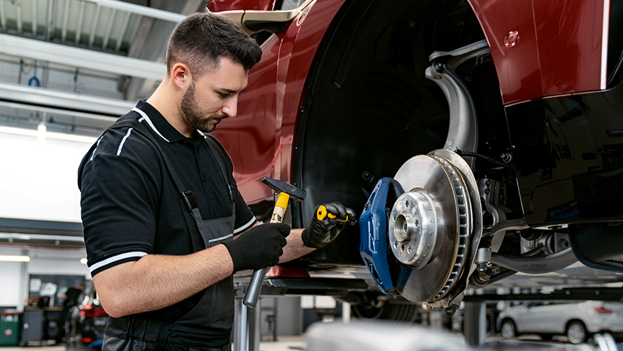 BMW Service Inclusive Plusi pakkumised BMW Service Inclusive Plus, töökoja töötaja hooldab pidureid