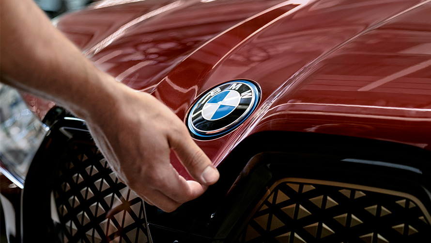 BMW Service Inclusive’i pakkumised BMW Service Inclusive, BMW logo mudelil BMW iX