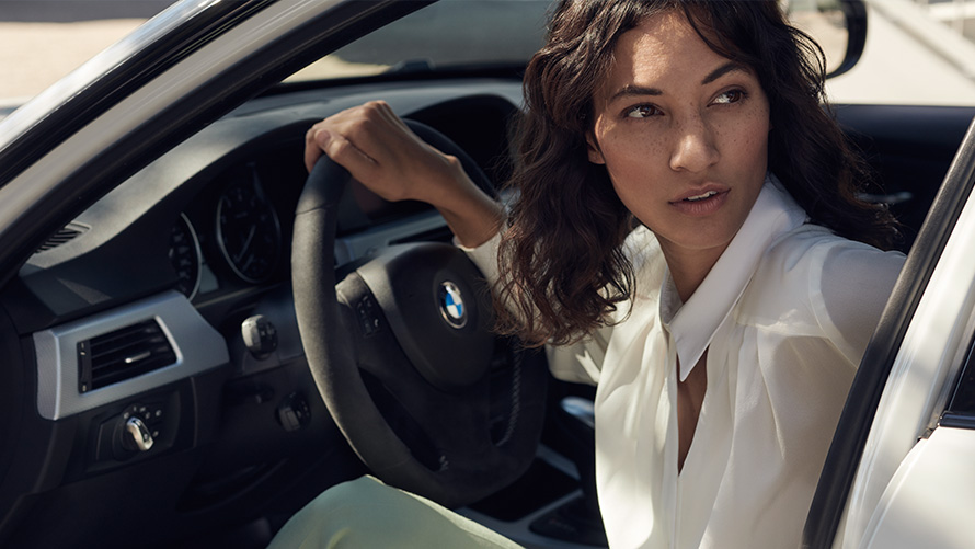BMW Value Service BMW Service’i klient vaatab läbi oma BMW avatud ukse