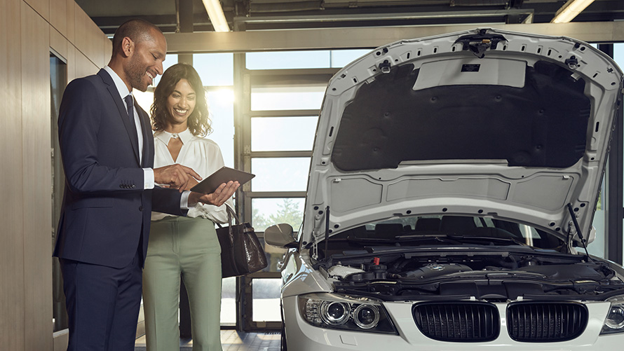 Kontroll ja hooldus BMW Service’i klient ja BMW Service’i töötajad arutavad kontrolli ja hooldust